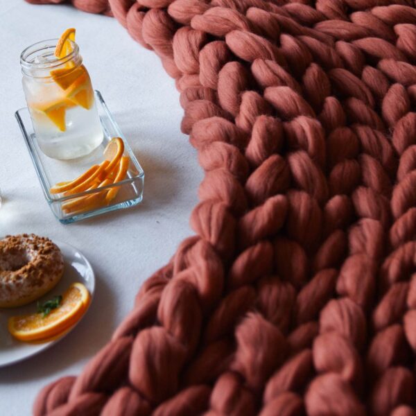Dizajnová ručne pletená deka z merino vlny